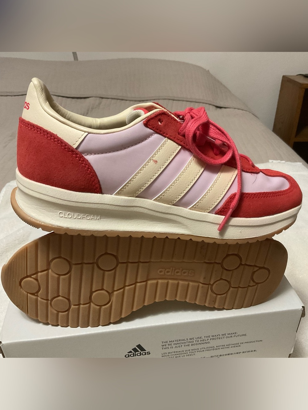 Women’s 7.5 Adidas Run 70s 2.0
